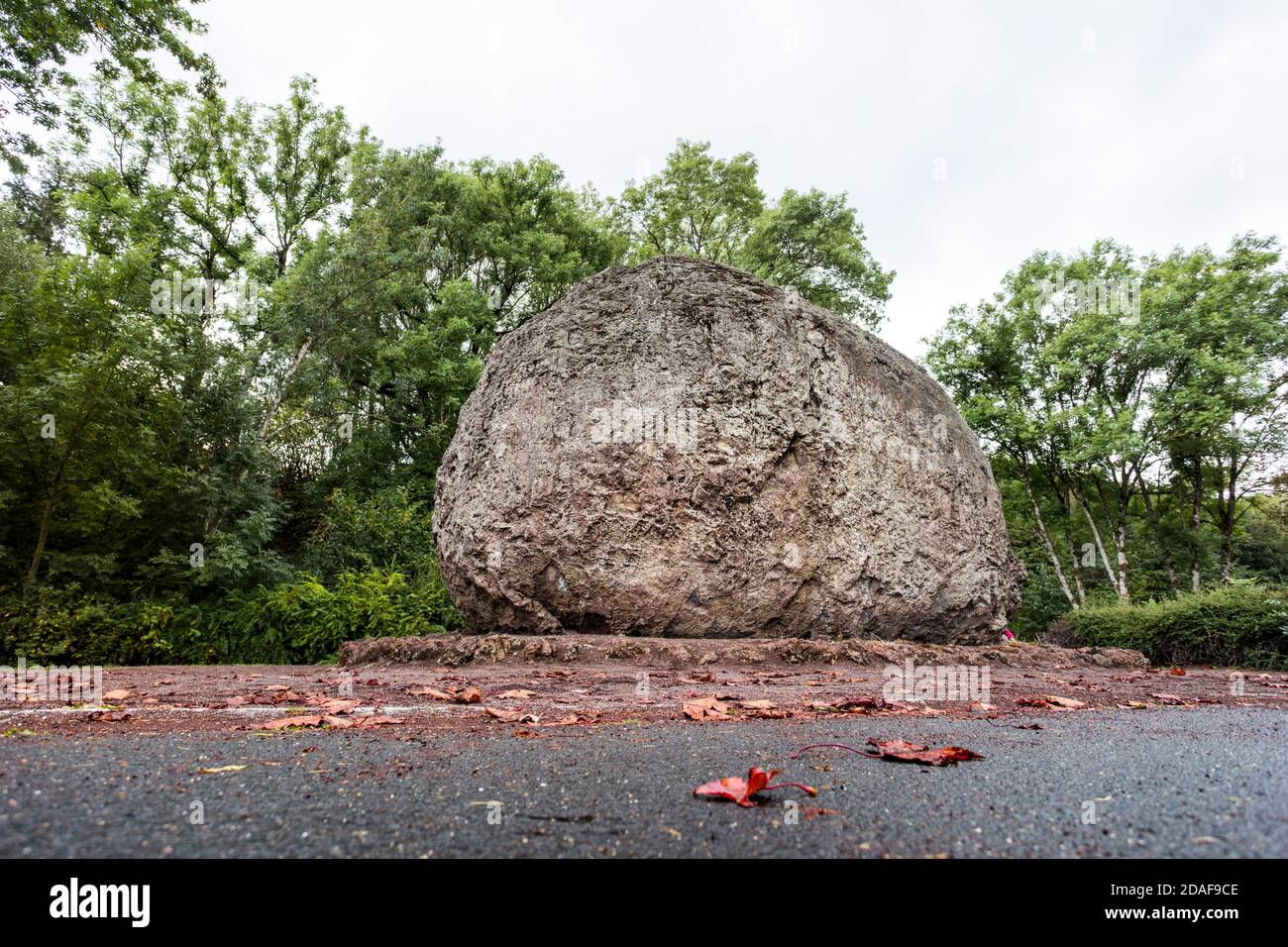 Bombe de lave Strohn d'un diamètre de près de 5 M. Et un poids de 120 t sur la Vulkanstrasse allemande Banque D'Images