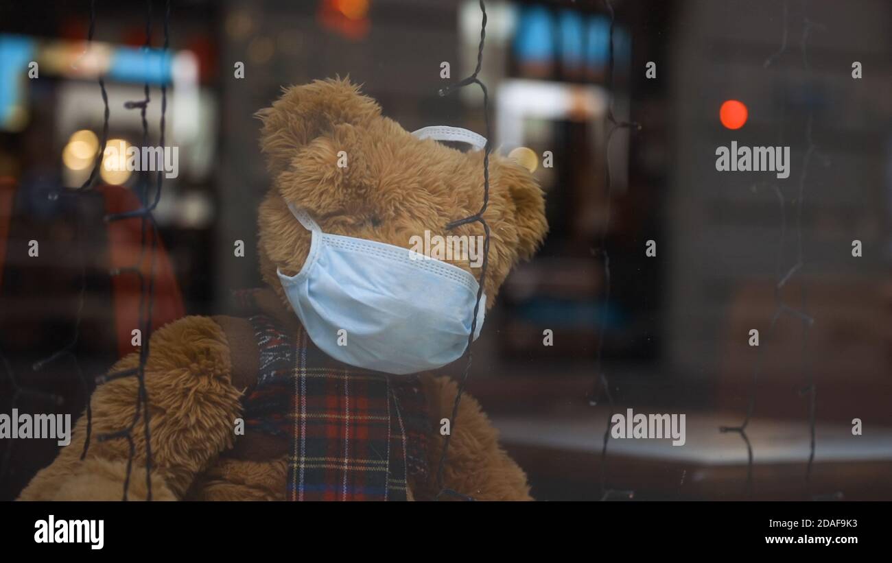 L'ours en peluche de noël solitaire porte un masque médical Banque D'Images