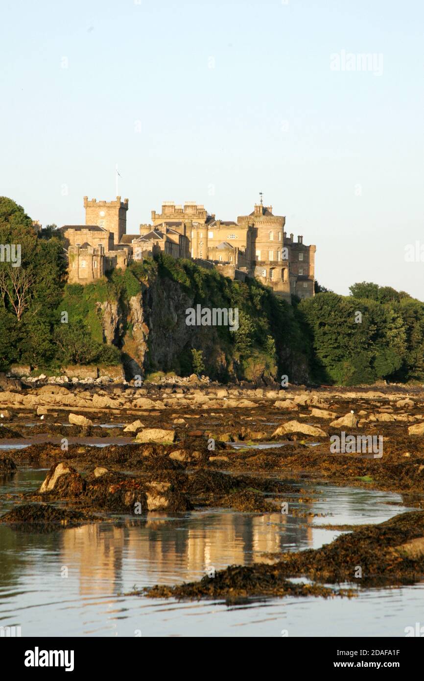 Château de Culzean, Ayrshire, South Ayrshire, Écosse, Royaume-Uni.Généralement considéré comme le joyau de la couronne du National Trust of Scotland.Le chef-d'œuvre architectural conçu par Robert Adam se trouve sur les falaises surplombant le Firth of Clyde, sur la côte ouest de l'Écosse Banque D'Images