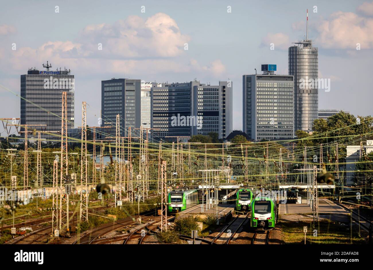 Essen, région de la Ruhr, Rhénanie-du-Nord-Westphalie, Allemagne - Panorama de la ville avec tour de Postbank, siège d'Evonik et tour RWE, en face S-Bahn à Essen Wes Banque D'Images