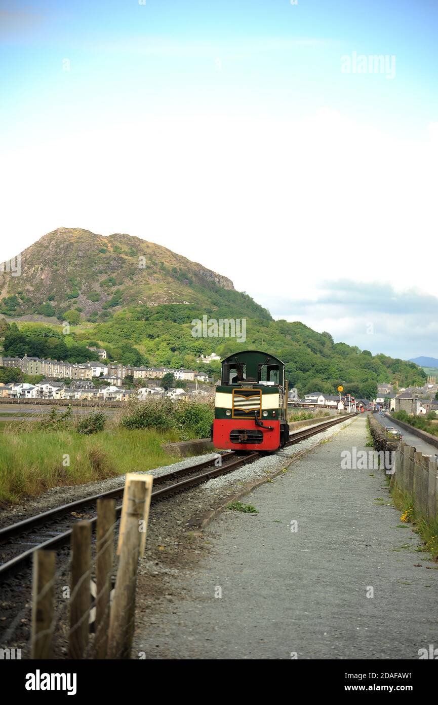 'Criccieth Castle' approche de Boston Lodge le long de l'épi. Banque D'Images