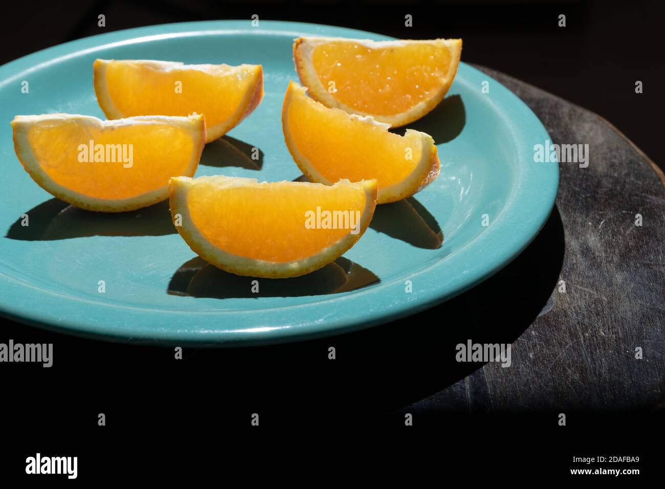 coupe orange sur une plaque verte Photo Stock - Alamy