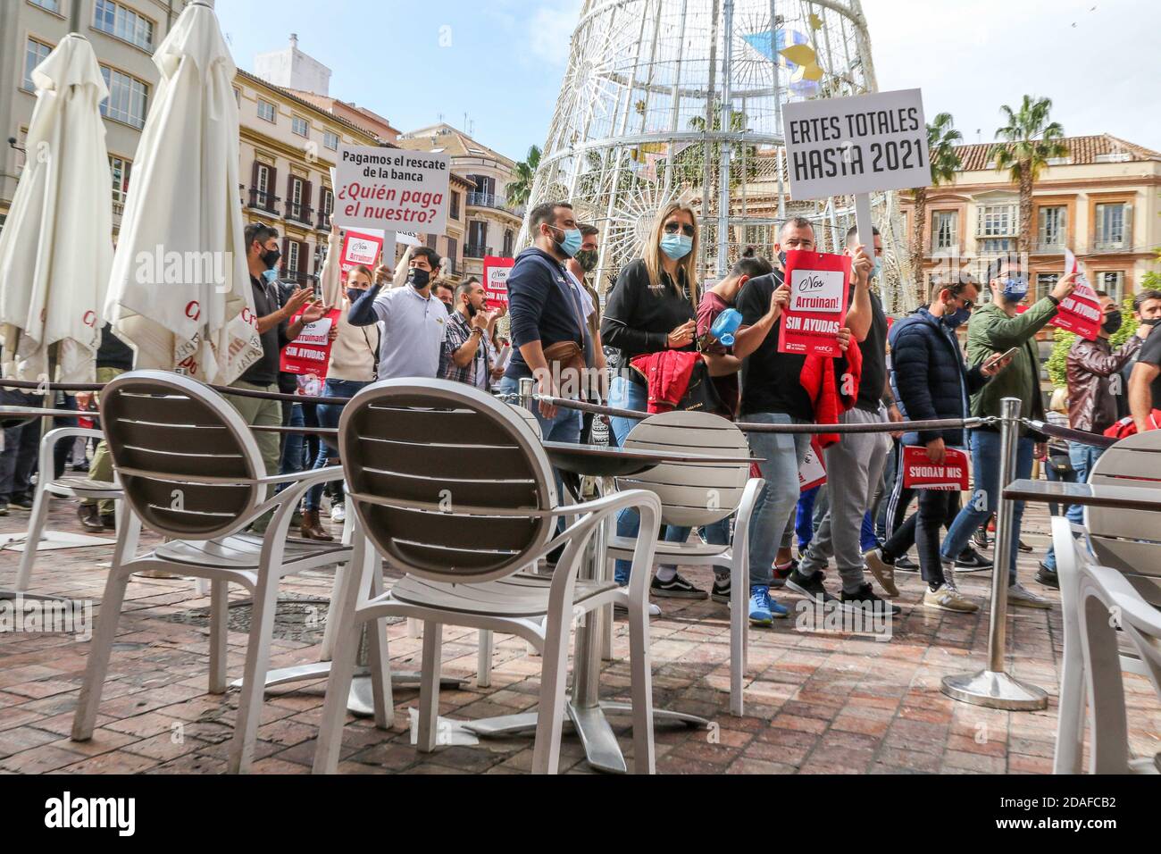 12 novembre 2020 : Malaga, Espagne : les propriétaires et les employés de l'hôtel de Malaga portant un masque facial sont vus tenir des plaques et marcher le long de la rue pendant qu'ils prennent part à une manifestation nationale contre la fermeture obligatoire d'activités non essentielles à 6 heures, suite à de nouvelles restrictions concernant les coronavirus. Credit: Lorenzo Carnero/ZUMA Wire/Alay Live News Banque D'Images