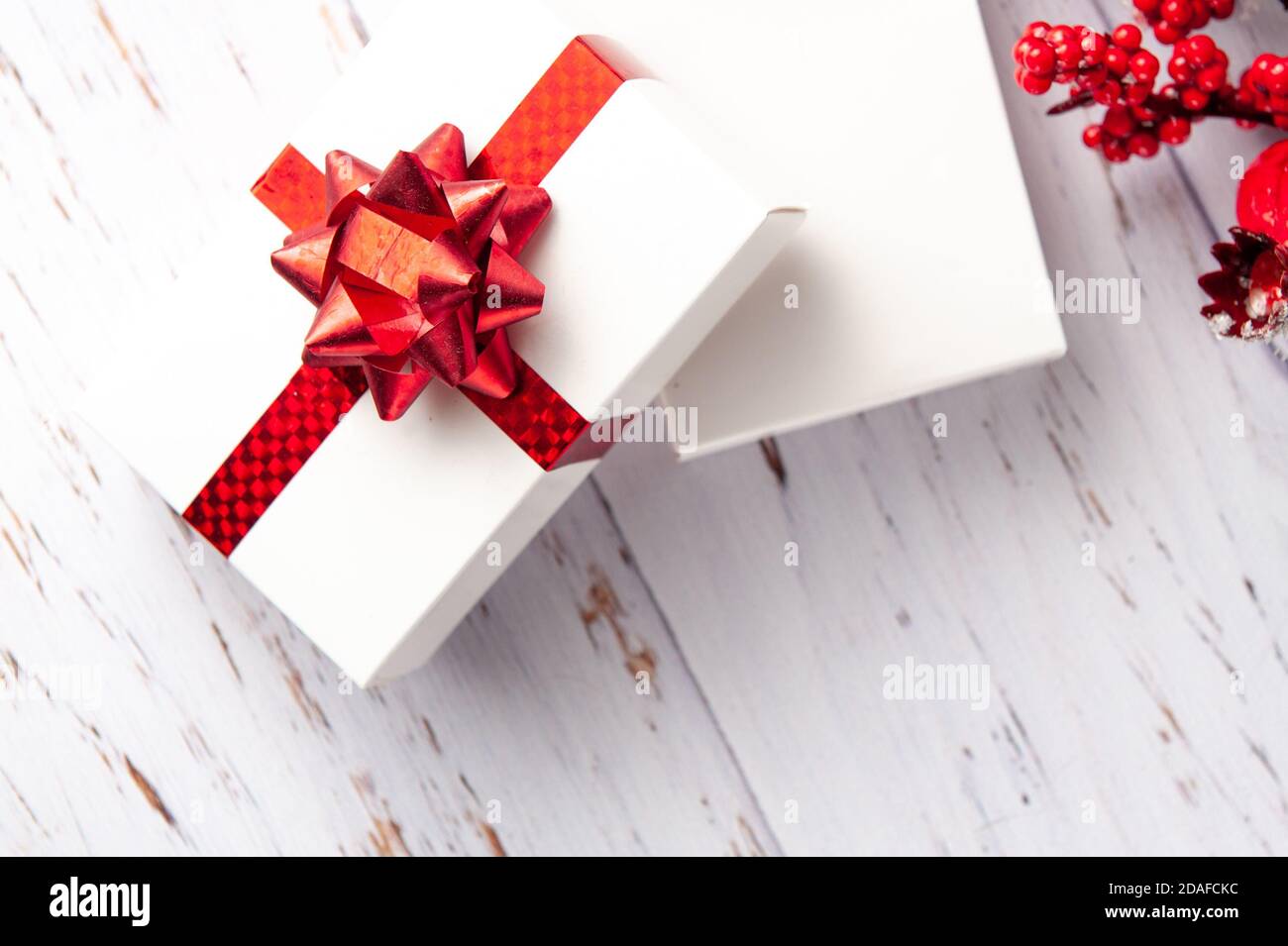 cadeau de noël avec boules rouges sur fond blanc. Banque D'Images
