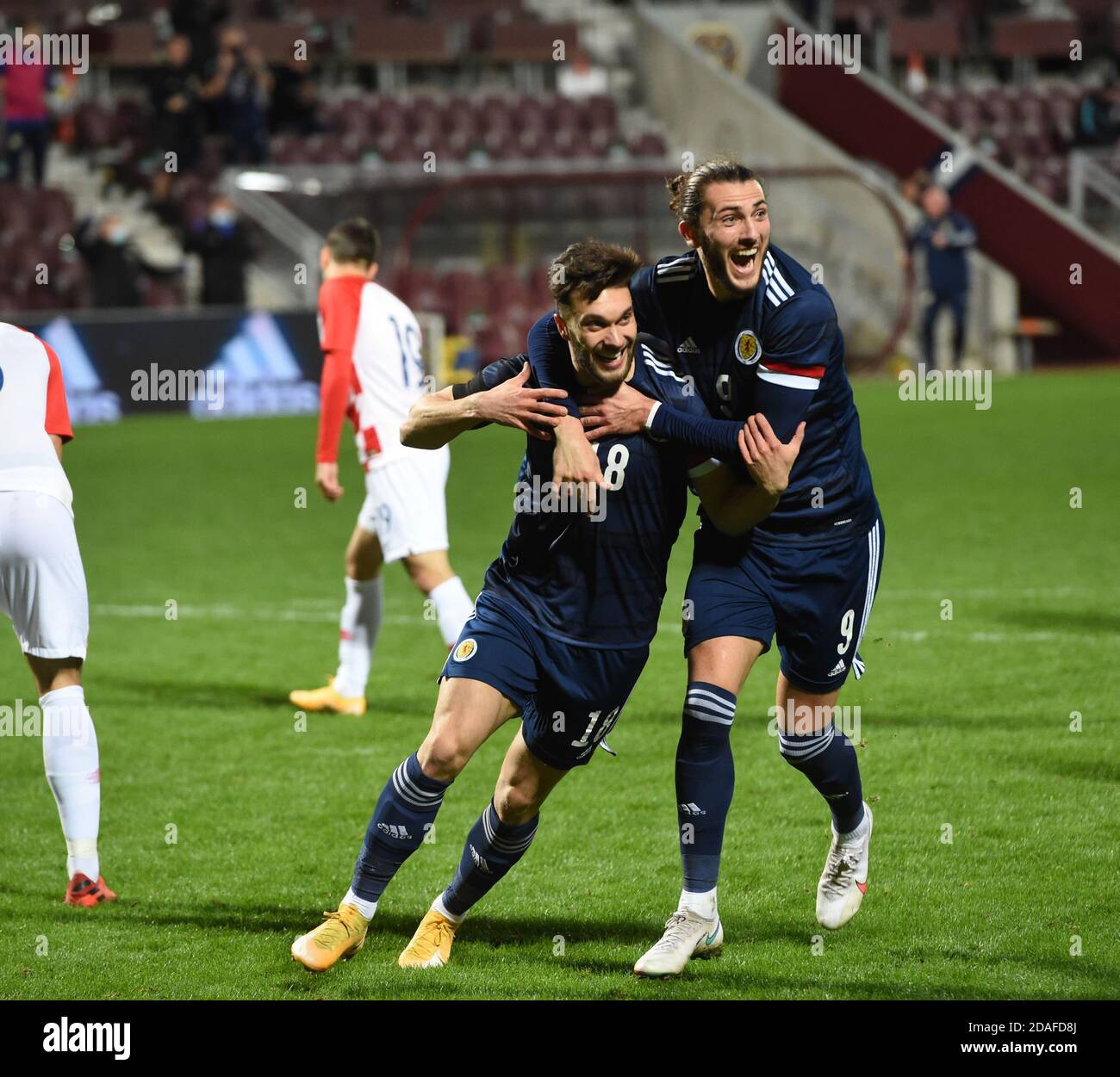 Tynecastle Park, Édimbourg, Écosse, Royaume-Uni. 12 novembre 20. 21 qualifications de l'UEFA pour les championnats d'Europe des moins de 21 ans. Scotland / Croatia Pic shows Connor McLennan (#18) of Scotland U21 célèbre son but égalisant avec Fraser Hornby (#9) vs Croatie U-21 Credit: eric cowmcat/Alay Live News Banque D'Images