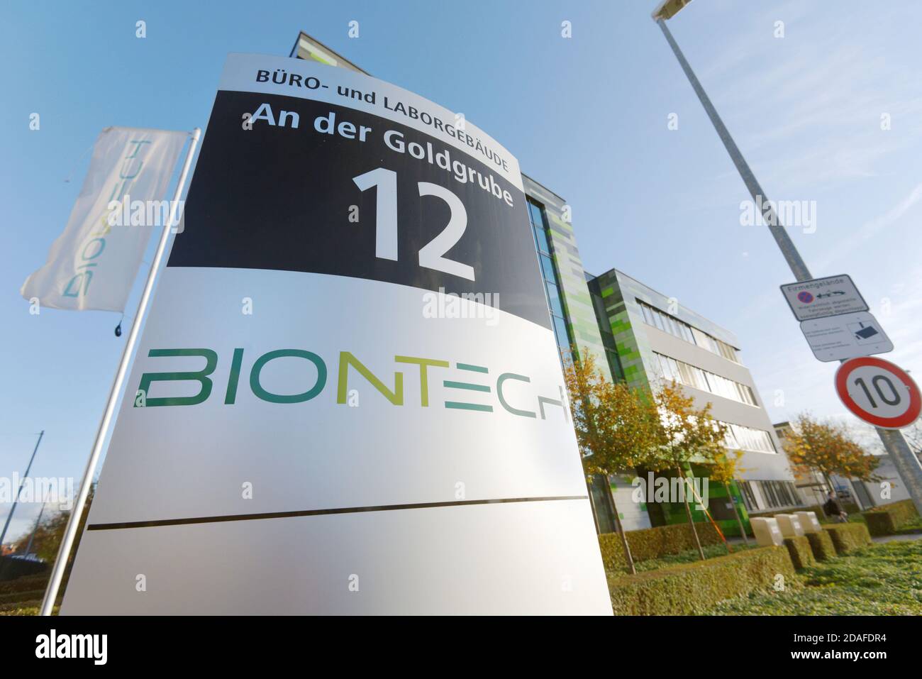 Mayence, Allemagne - 12 novembre 2020 : la société allemande de biotechnologie Biontech mène des recherches dans le domaine de la mise au point d'un vaccin contre Covid-19. Banque D'Images