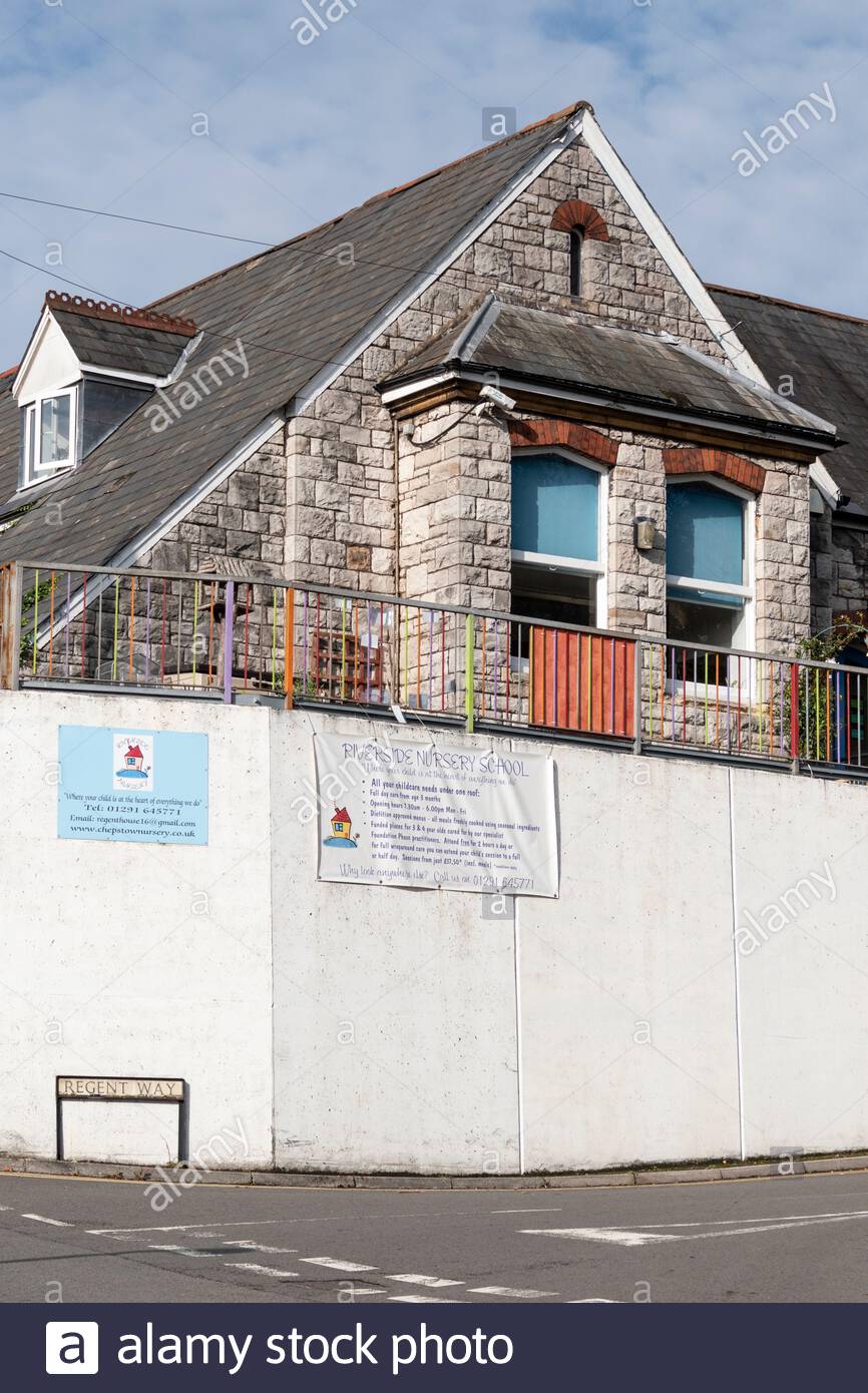 Vue sur la rue de Riverside nursery School à Chepstow, Monbucshire, pays de Galles, Royaume-Uni Banque D'Images