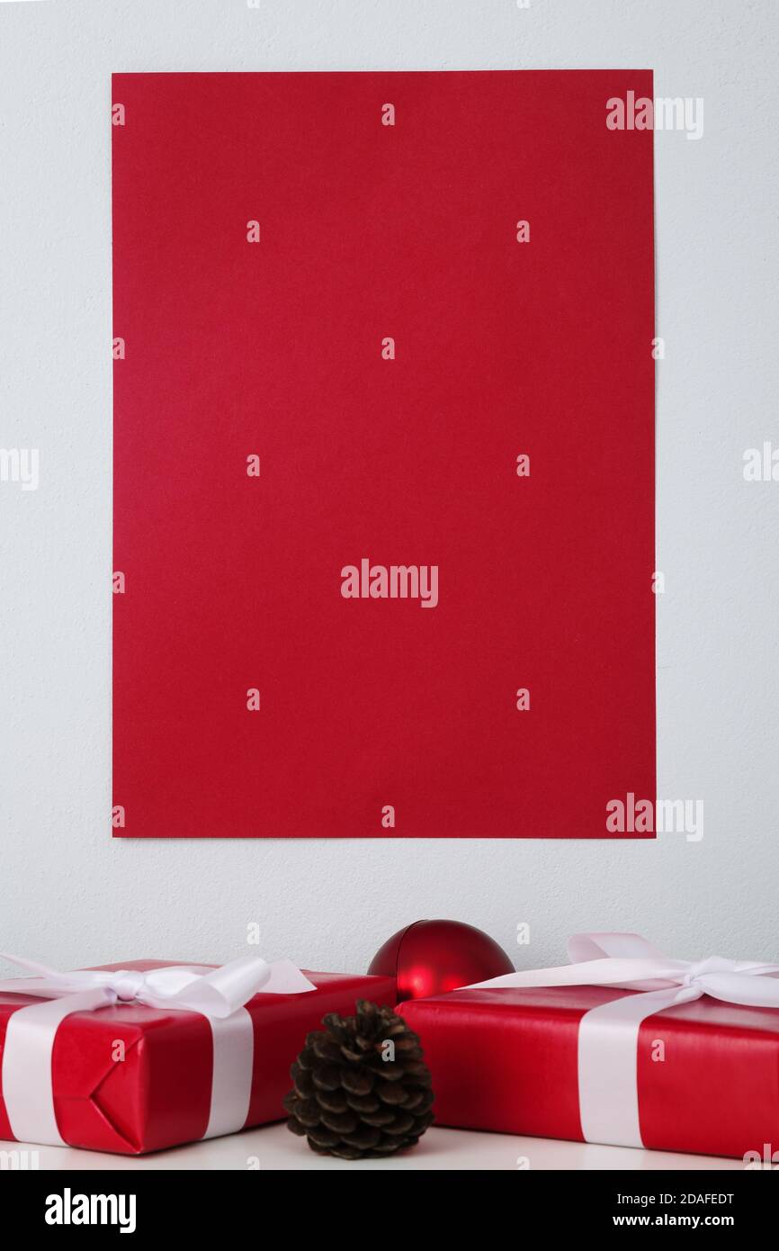 Modèle de maquette d'affiche en papier rouge vierge et décoration de noël sur fond noir blanc. Banque D'Images Modèle de maquette d'affiche en papier rouge vierge et décoration de noël sur fond noir blanc. Banque D'Images
