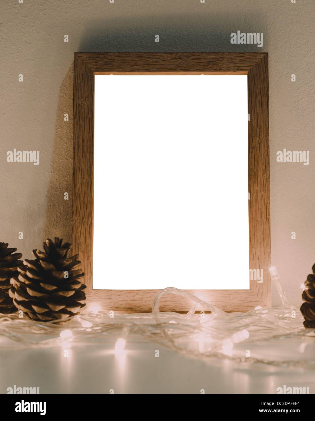 Maquette cadre photo en bois vierge et décoration de noël avec guirlande lumineuse. Banque D'Images Maquette cadre photo en bois vierge et décoration de noël avec guirlande lumineuse. Banque D'Images