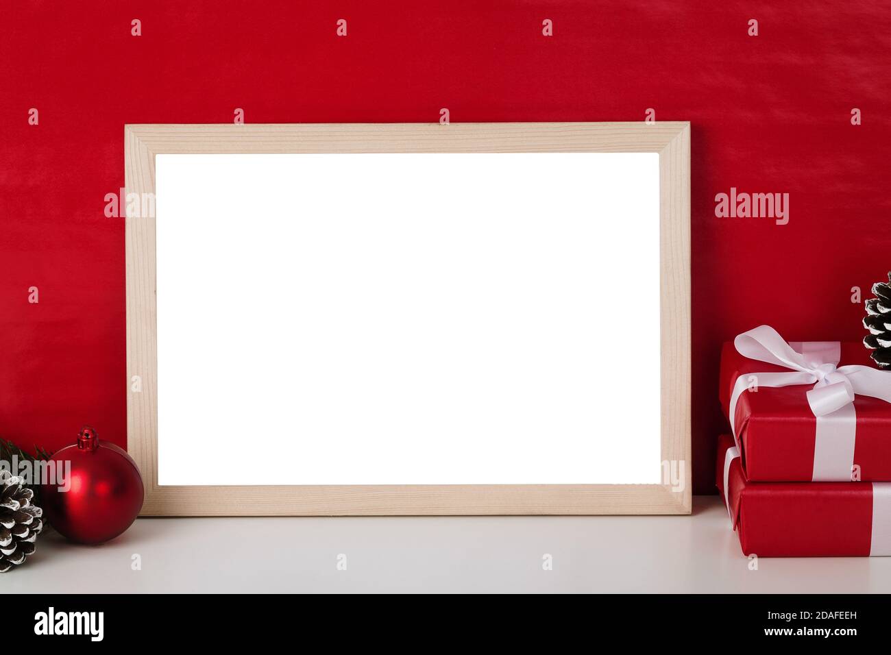 Modèle de maquette de cadre photo en bois vierge et décoration de noël sur fond noir rouge. Banque D'Images Modèle de maquette de cadre photo en bois vierge et décoration de noël sur fond noir rouge. Banque D'Images