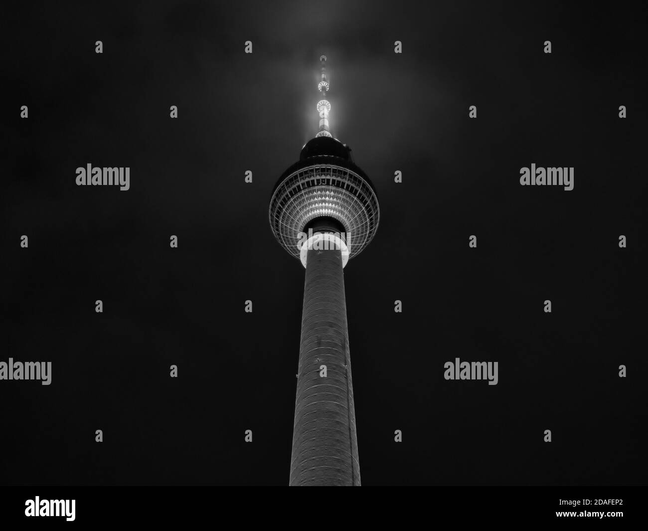 La célèbre tour de télévision de Berlin la nuit en noir et blanc Banque D'Images