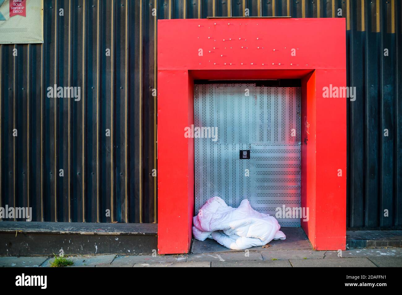 Les effets personnels d'une personne dormant dans la rue. Banque D'Images