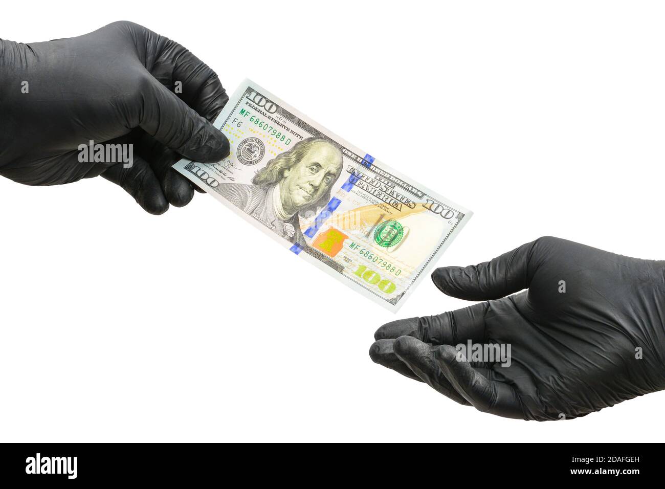 Concept de corruption. Deux mains en gants de caoutchouc noir. L'un donne l'autre billet de 100 dollars. Isolé sur fond blanc Banque D'Images