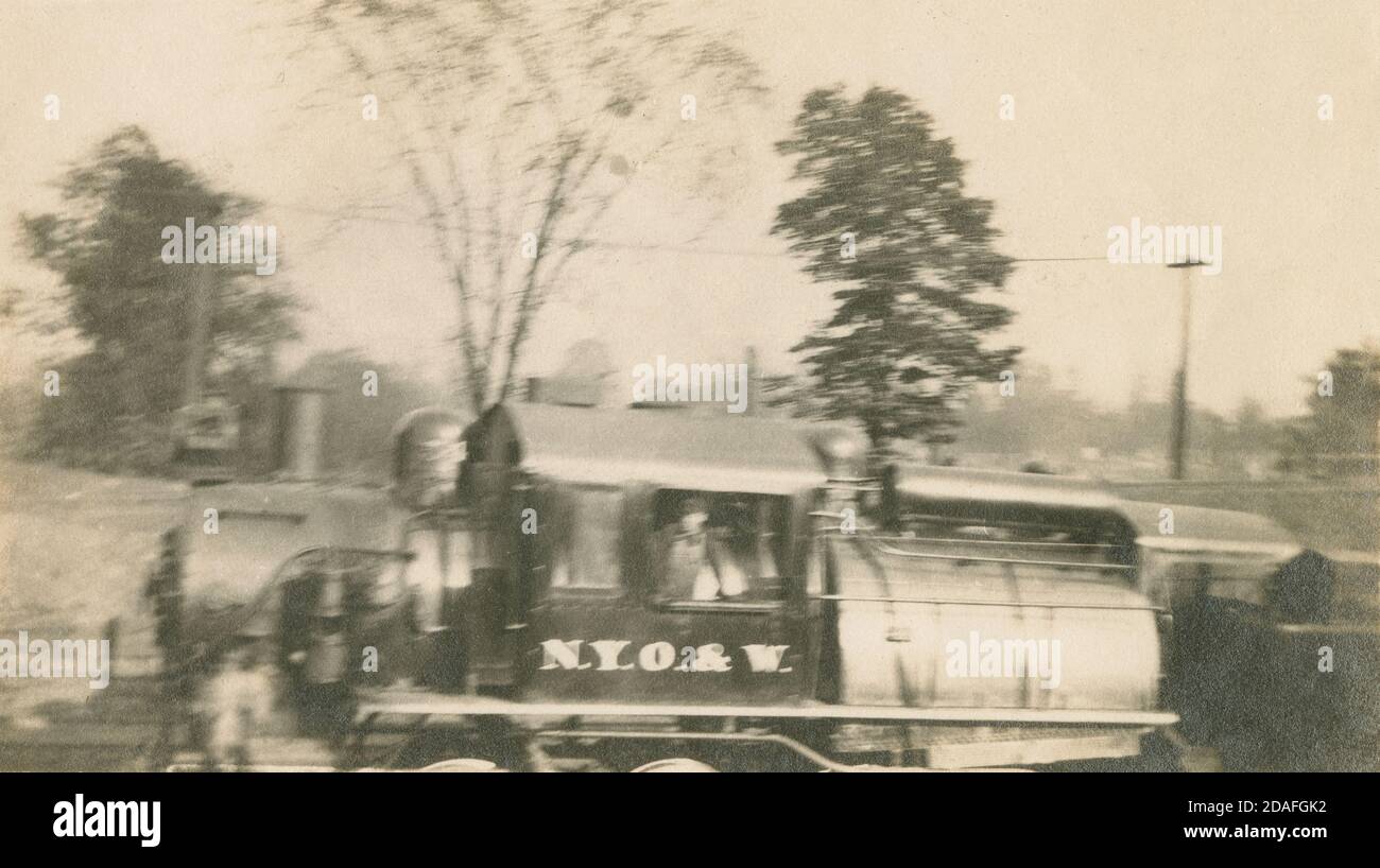 Photographie antique c1910, image floue de mouvement d'un moteur de New York, Ontario et Western Railway. SOURCE : PHOTO ORIGINALE Banque D'Images