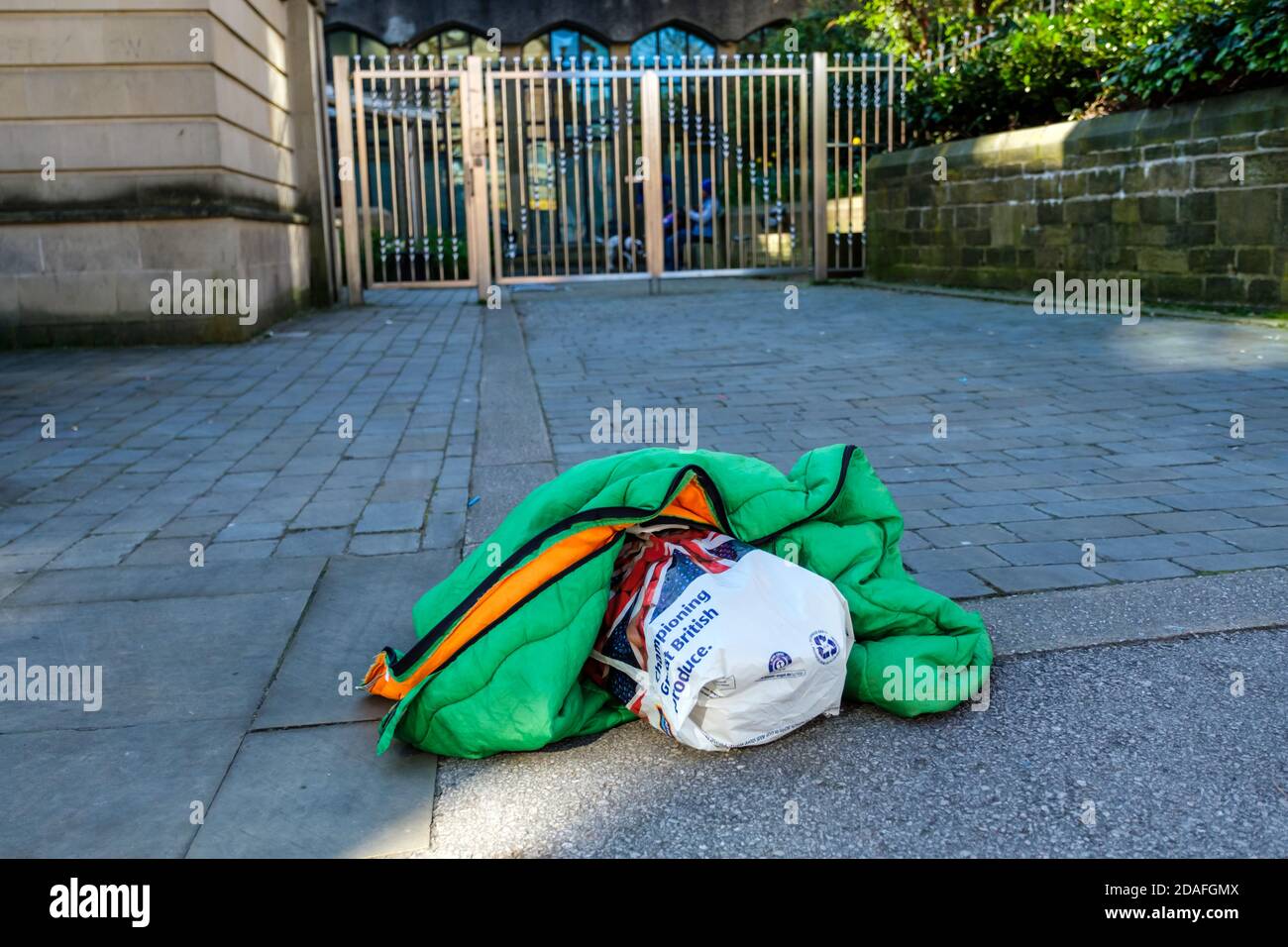 Les effets personnels d'une personne dormant dans la rue. Banque D'Images