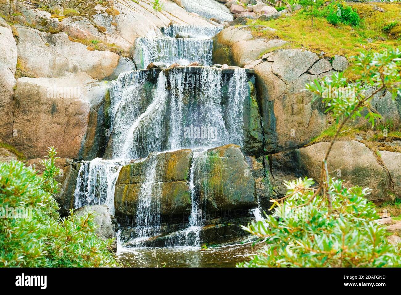 Cascade dans les rochers du nord de la finlande, parc paysager de Sapokka, Kotka, Finlande. Banque D'Images