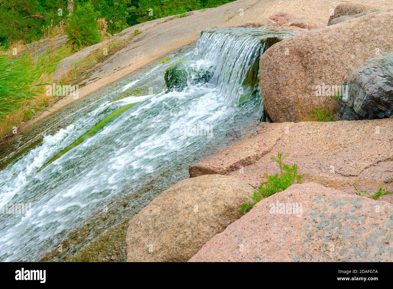 Seuil du cours d'eau dans les rochers du nord, parc paysager de Sapokka, Kotka, Finlande. Banque D'Images