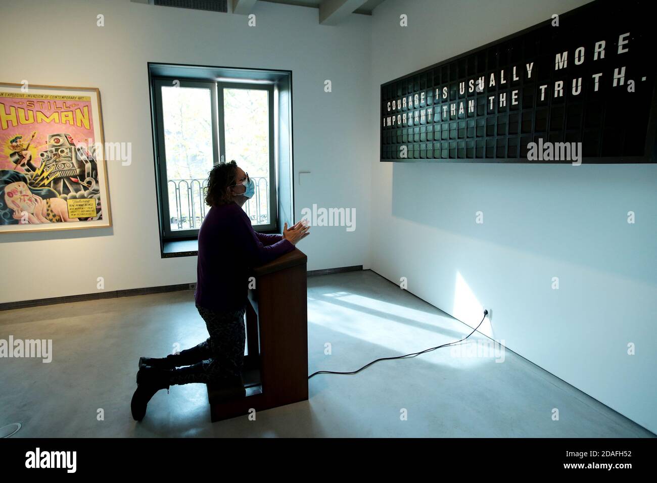 Madrid, Espagne; 12/11/2020.- Oscar Hormigos Directeur du développement de la Collection Solo. L'artiste allemand Mario Klingemann, l'une des plus grandes références dans l'art contemporain réalisé avec intelligence artificielle, présente au musée 'Espacio SOLO' dans l'exposition 'Still Human' une pièce qui travaille avec l'intelligence artificielle avec la participation du spectateur, le travail écrit des phrases dédiées à chaque visiteur qui est celui qui termine finalement le travail par l'inclinaison avant le panneau. Un autre morceau 'Memories of Passersby I', un travail qui peint des portraits éphémères en temps réel créé Banque D'Images