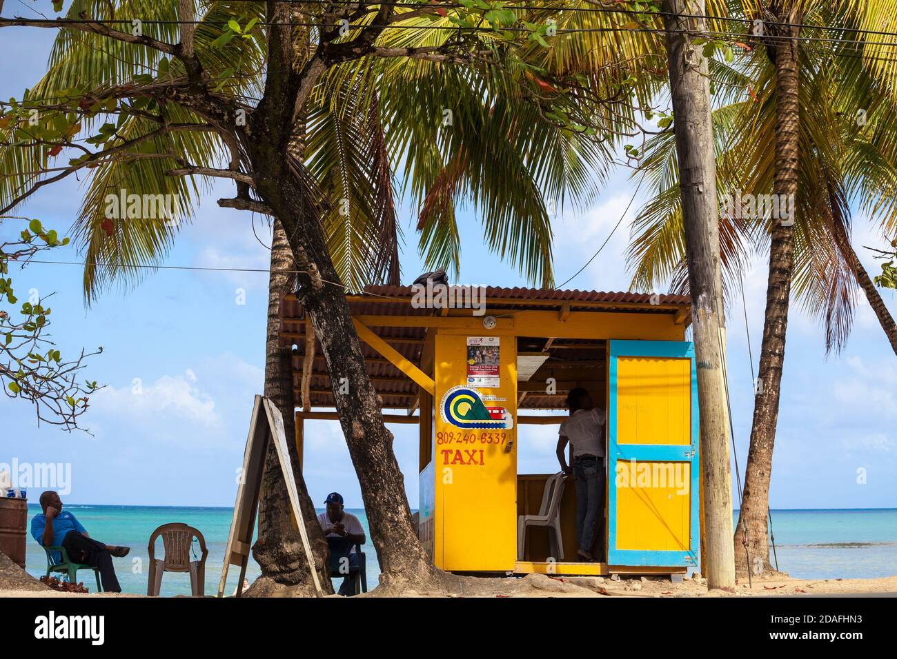 République Dominicaine, Péninsule de Samana, Las Terrenas, taxi bureau dans la hutte sur la route de la plage Banque D'Images