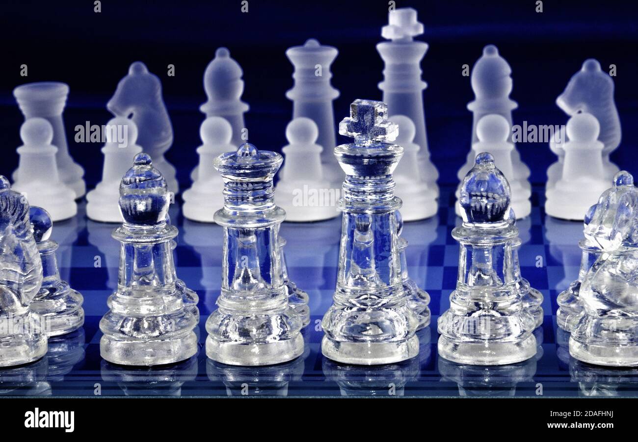 Jeu d'échecs bleu transparent, reflet du pion et du roi sur l'échiquier  Photo Stock - Alamy