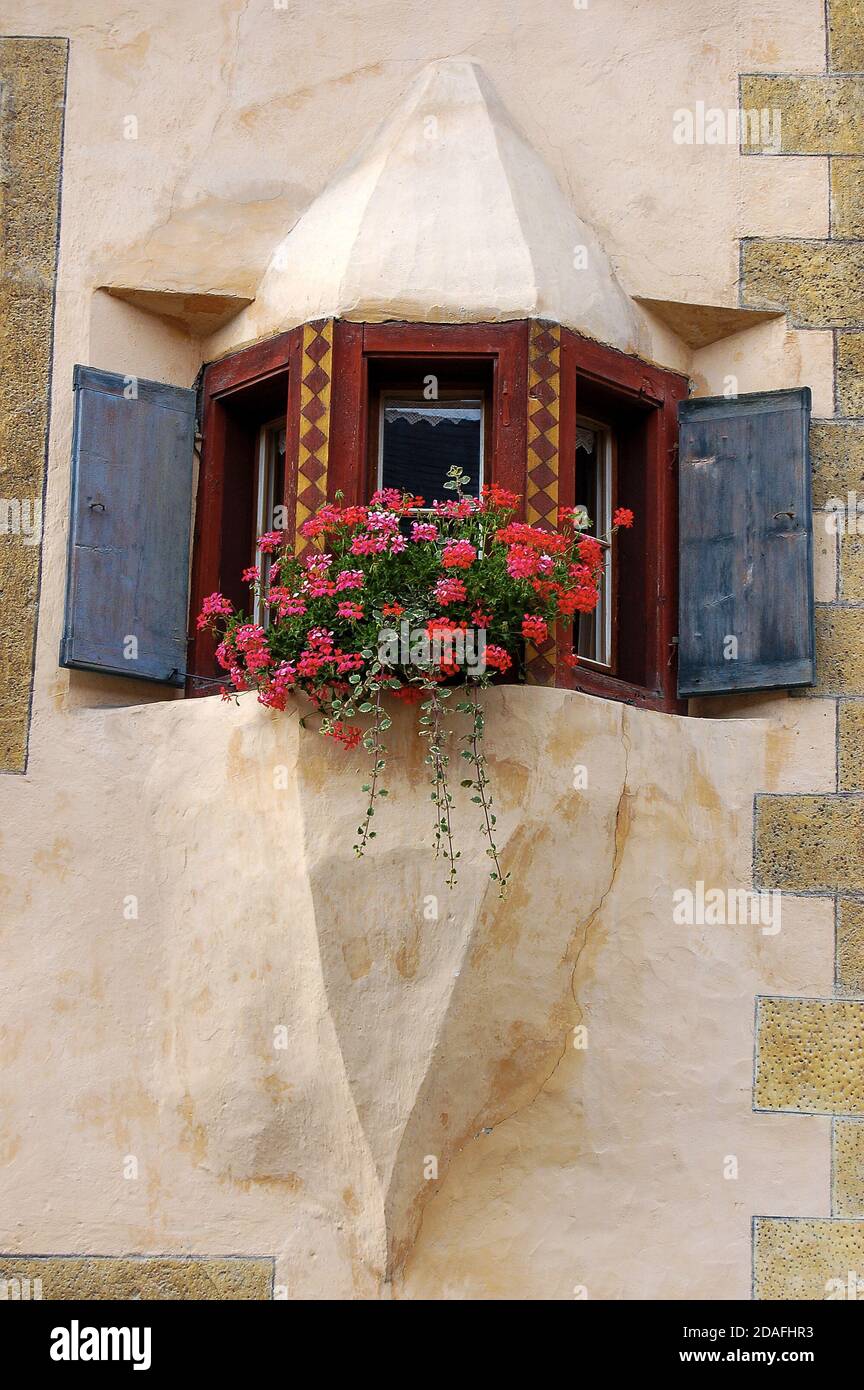 Ancien balcon avec fenêtres en bois et géraniums rouges dans l'ancien  village d'Ardez, commune de Scuol, vallée d'Engadin, canton de Graubunden,  Suisse Photo Stock - Alamy