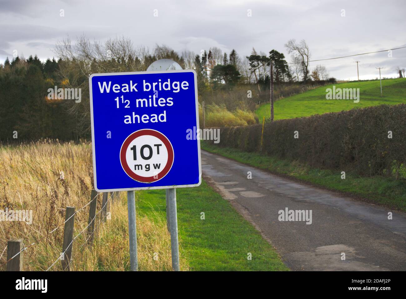 Panneau de route à faible pont indiquant une limite de poids brut maximale de 10 tonnes, Carham on Tweed, Northumberland, Royaume-Uni. Banque D'Images