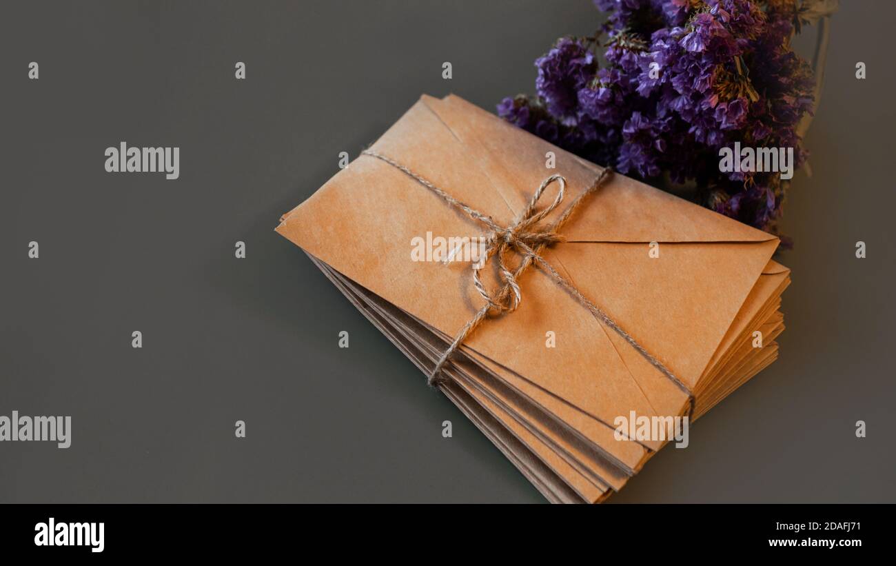 Enveloppes à lavande sèche. Pile de lettres millésimes nouées avec de la ficelle Banque D'Images