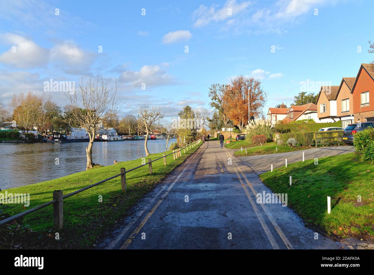 Maisons près de la Tamise à Laleham Surrey, Angleterre, Royaume-Uni Banque D'Images