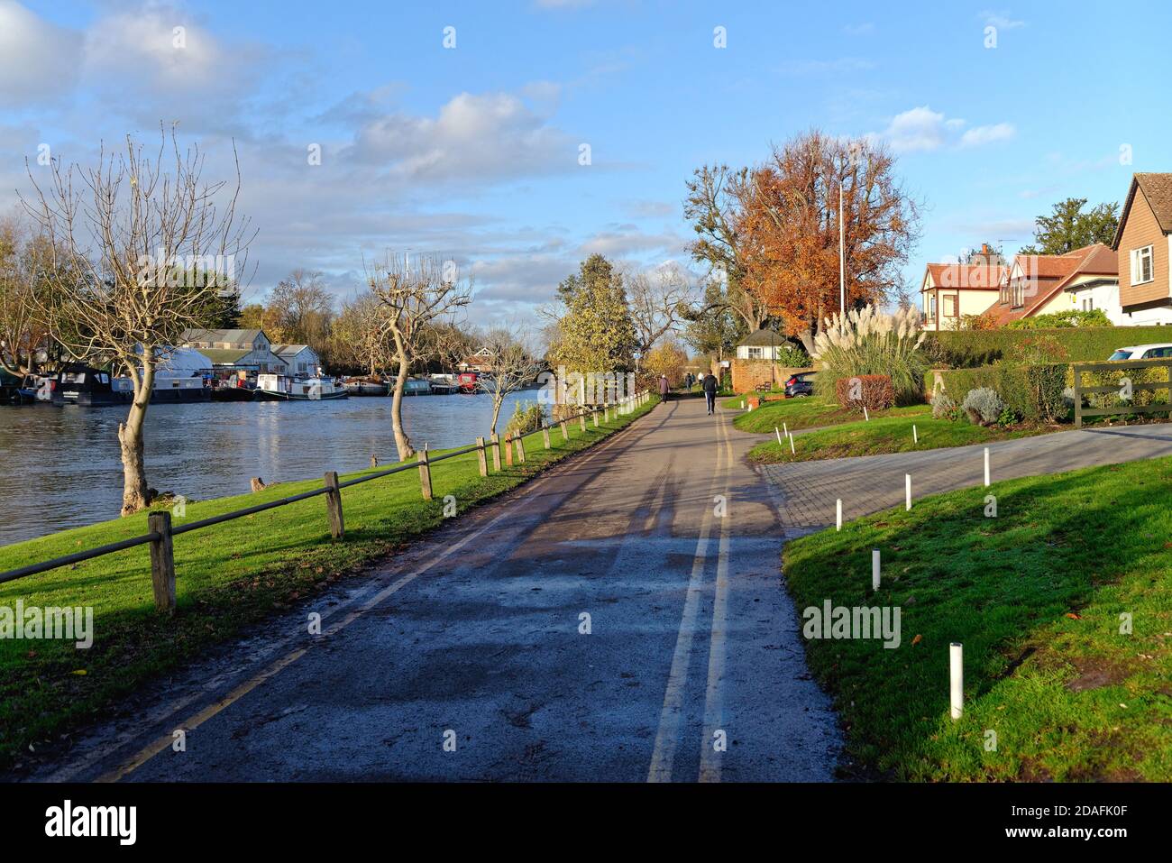Maisons près de la Tamise à Laleham Surrey, Angleterre, Royaume-Uni Banque D'Images