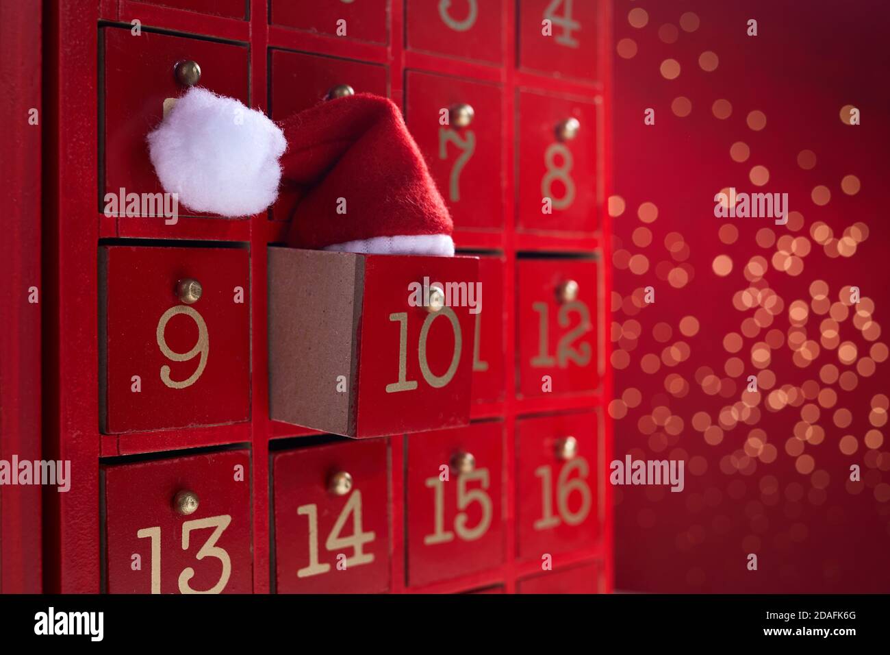 Calendrier de l'Avent en bois rouge avec surprise pour Noël Banque D'Images