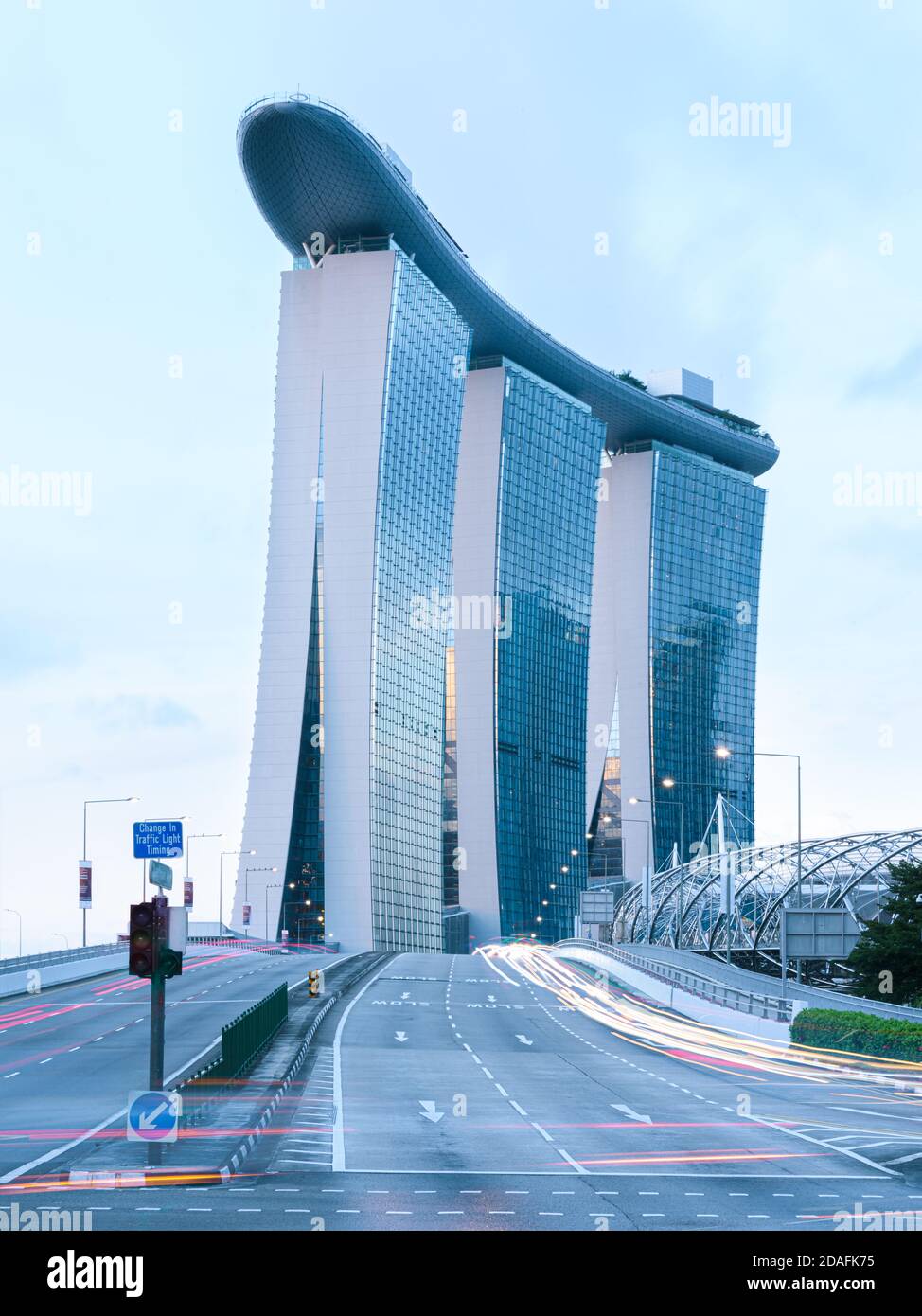 Marina Bay Sands Hotel and Casino, une tour de trois tours avec une piscine à débordement sur le dessus, de l'autre côté du pont Raffles dans le centre de Singapour, Banque D'Images