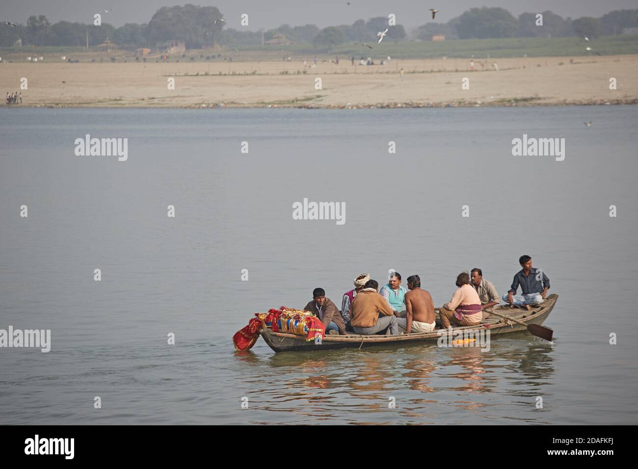 Varanasi, Inde, janvier 2016. Un bateau transportant un corps mort à jeter dans le fleuve Ganges. Banque D'Images