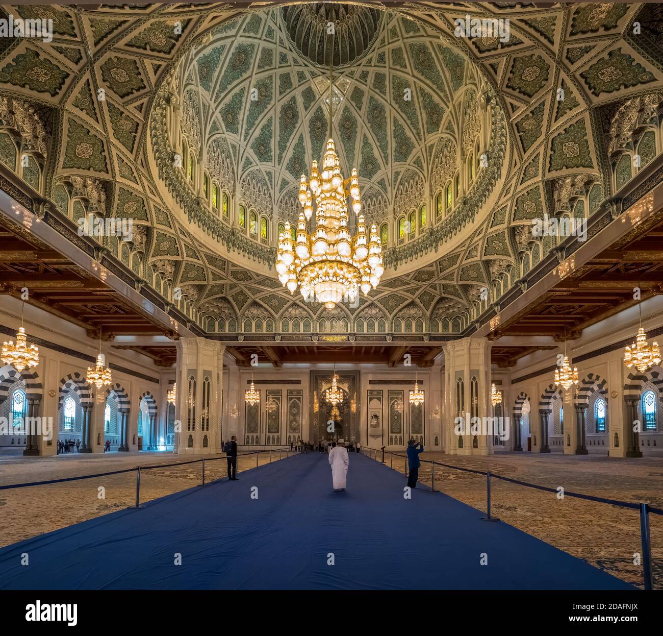Salle de prière de la Grande Mosquée du Sultan Qaboos, à Muscat, dans ...