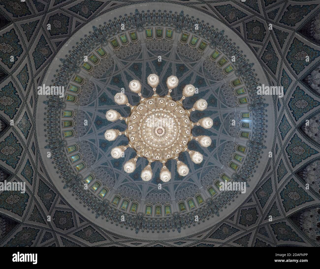 Intérieur de la grande mosquée du Sultan Qaboos, à Muscat, dans le Sultanat d'Oman, montrant le magnifique lustre en cristal Swarovski Banque D'Images