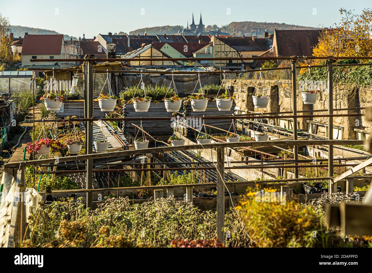Jardin avec les flèches de la cathédrale de Bamberg. Le quartier des jardiniers du marché de Bamberg est inscrit sur la liste du patrimoine mondial de l'UNESCO depuis 1993 Banque D'Images