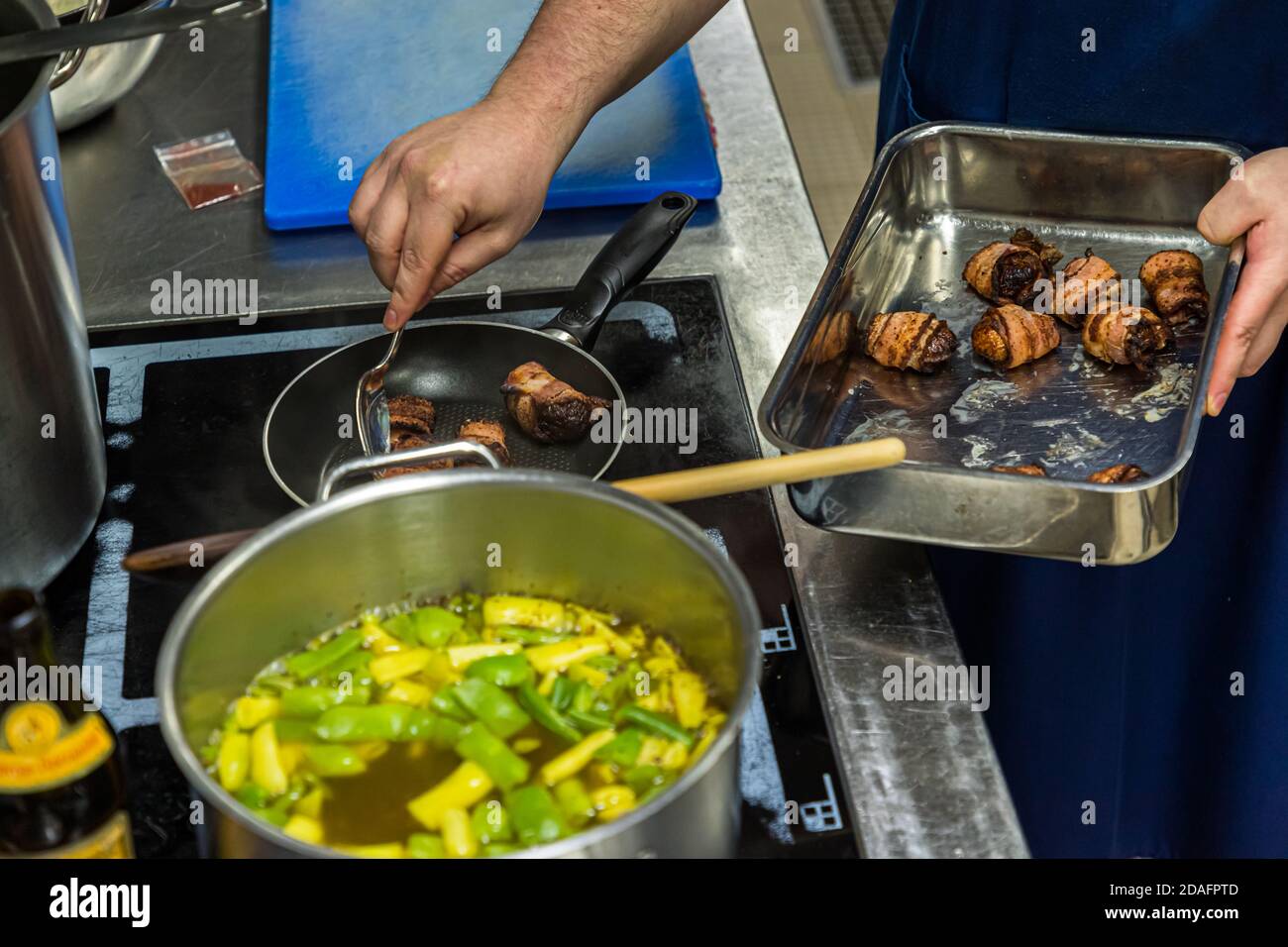 Simon Klein prépare la soupe aux haricots avec de la bière fumée, du safran et des aliments salés à Bamberg, en Allemagne Banque D'Images