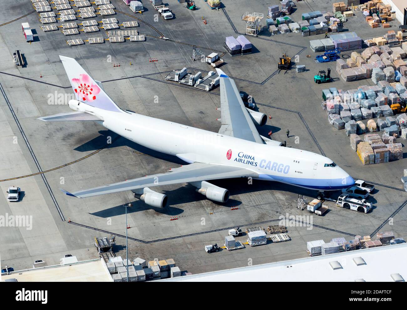 China Airlines Cargo Boeing 747 Freighter à la rampe de chargement de l'aéroport de Los Angeles. Plusieurs palettes de fret d'aéroport autour de l'avion 747-400. Banque D'Images