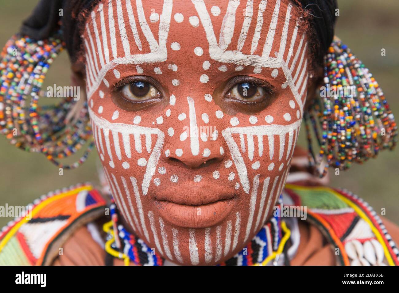 Femme Samburu avec visage peint, Samburu, Kenya Banque D'Images