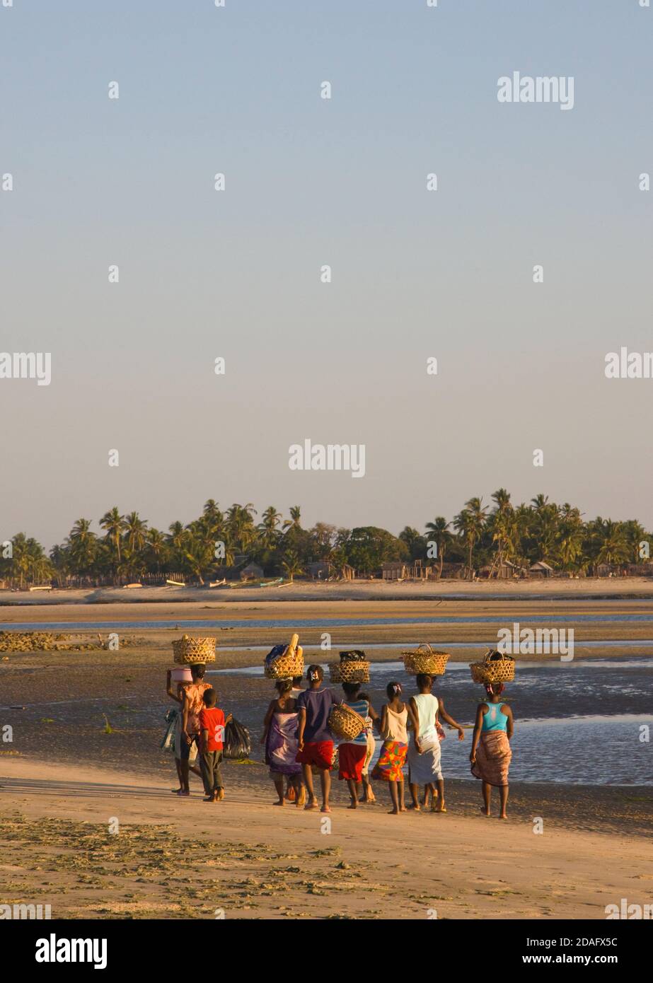 Les villageois sur la plage, Morondava, Madagascar Banque D'Images