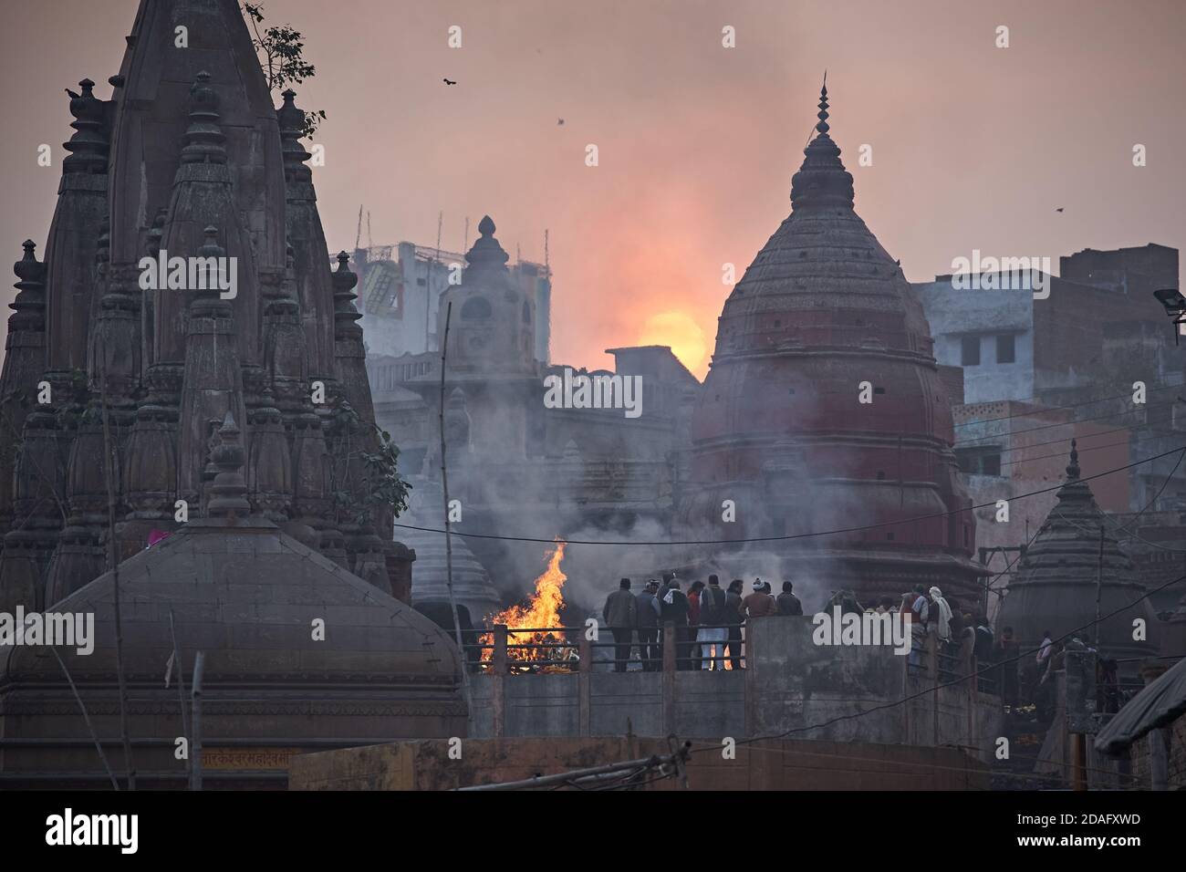 Varanasi, Inde, décembre 2015. Manikarnika, le principal ghat funéraire au crépuscule. Banque D'Images