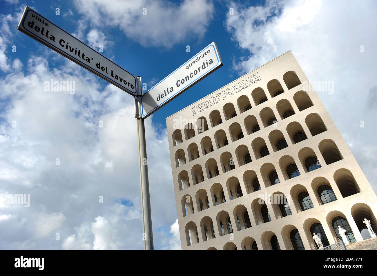 Vue sur le Palazzo della Civiltˆ del Lavoro dans le Quartier résidentiel de Rome EUR également appelé la place du Colisée de la période fasciste Banque D'Images