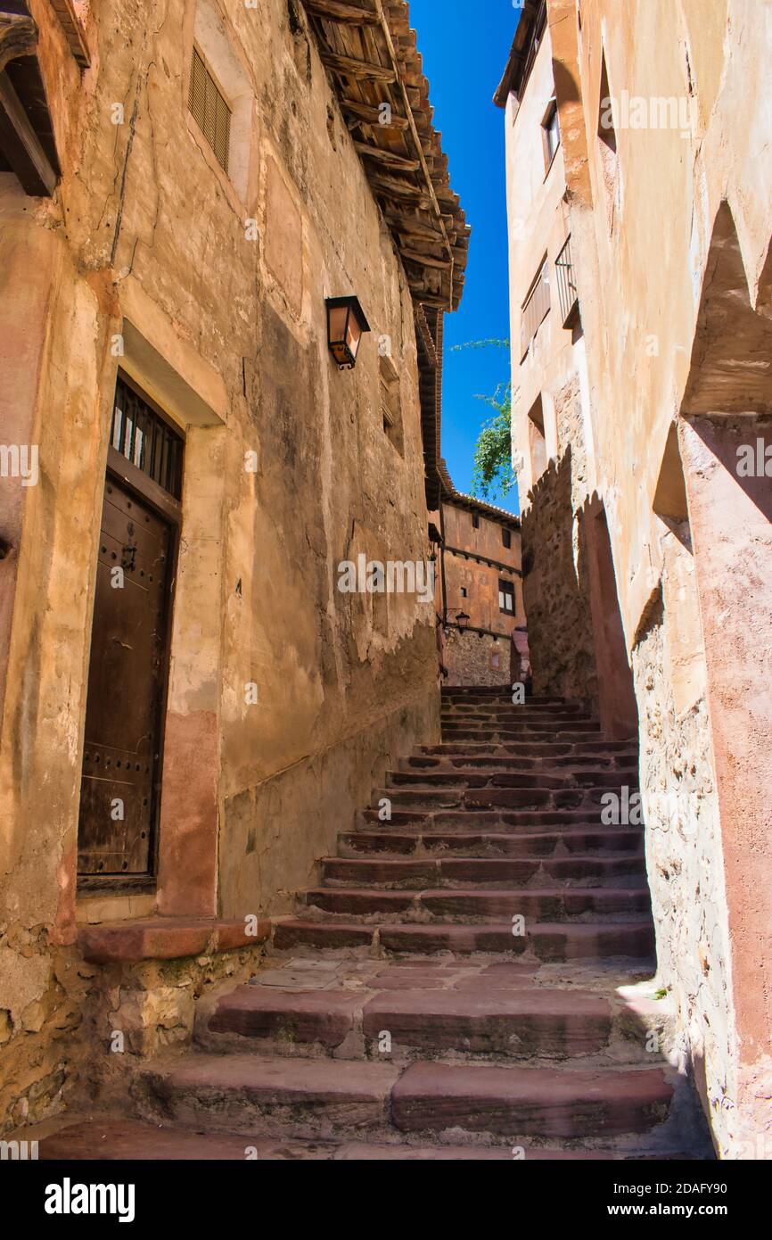 Rue étroite dans le centre historique de la ville médiévale d'Albarracin, Teruel Banque D'Images
