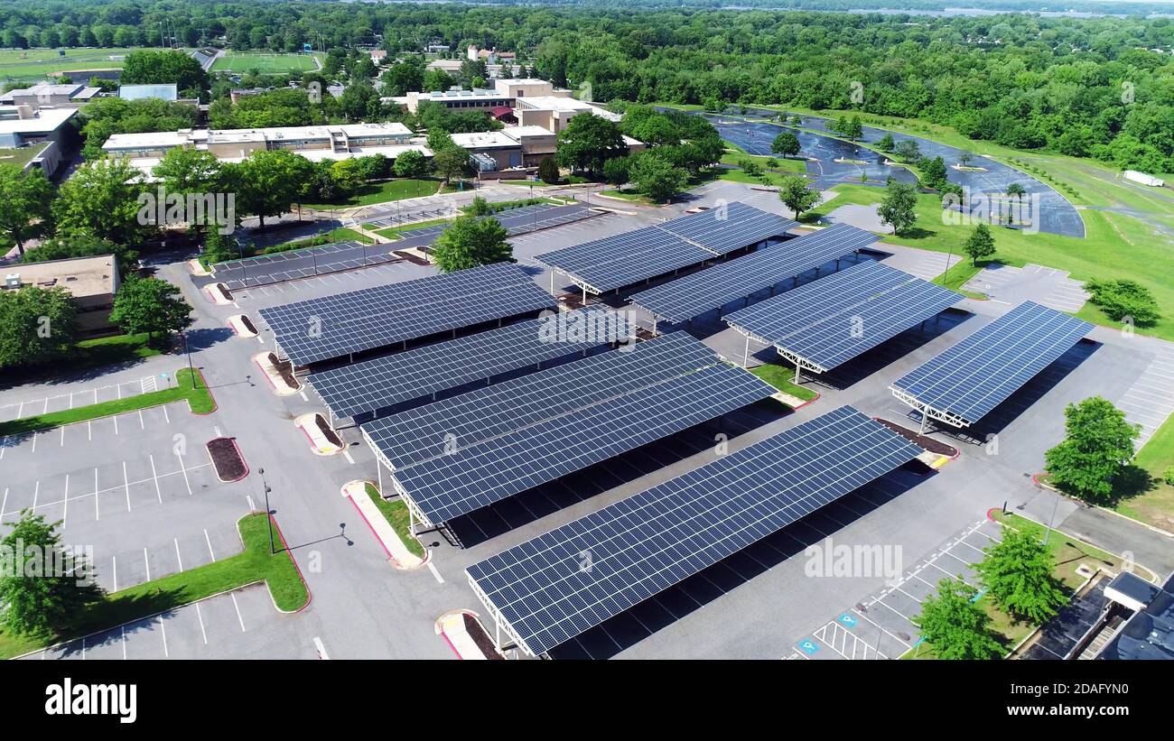 vue aérienne des panneaux solaires installés sur le toit du parking Banque D'Images
