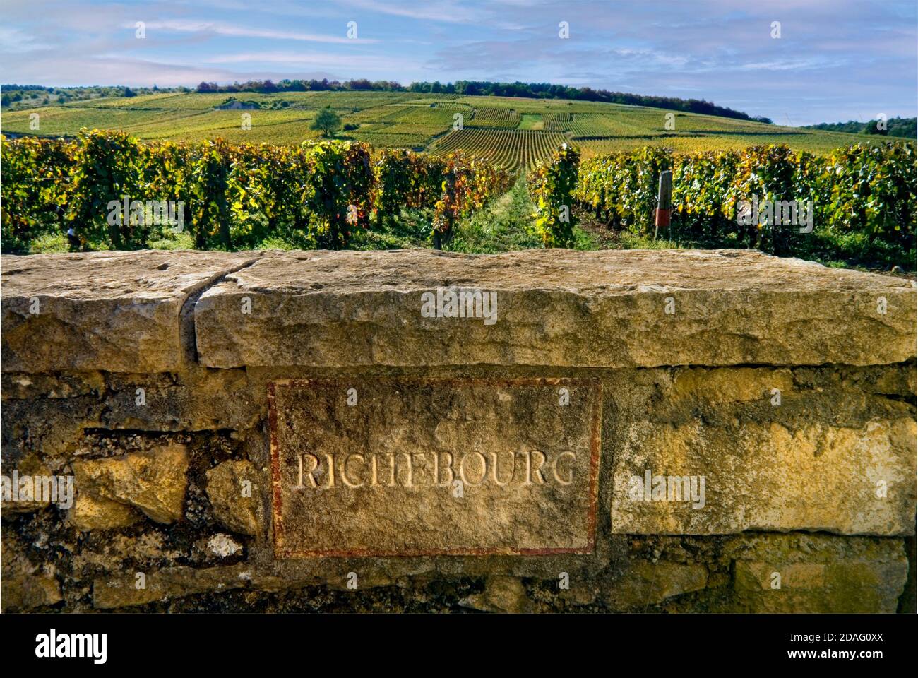 RICHEBOURG plaque de nom de pierre gravée dans le mur limite des vignobles de Richebourg en RDC domaine de la Romanee-Conti, Vosne-Romanee, Côte d'Or, France Banque D'Images