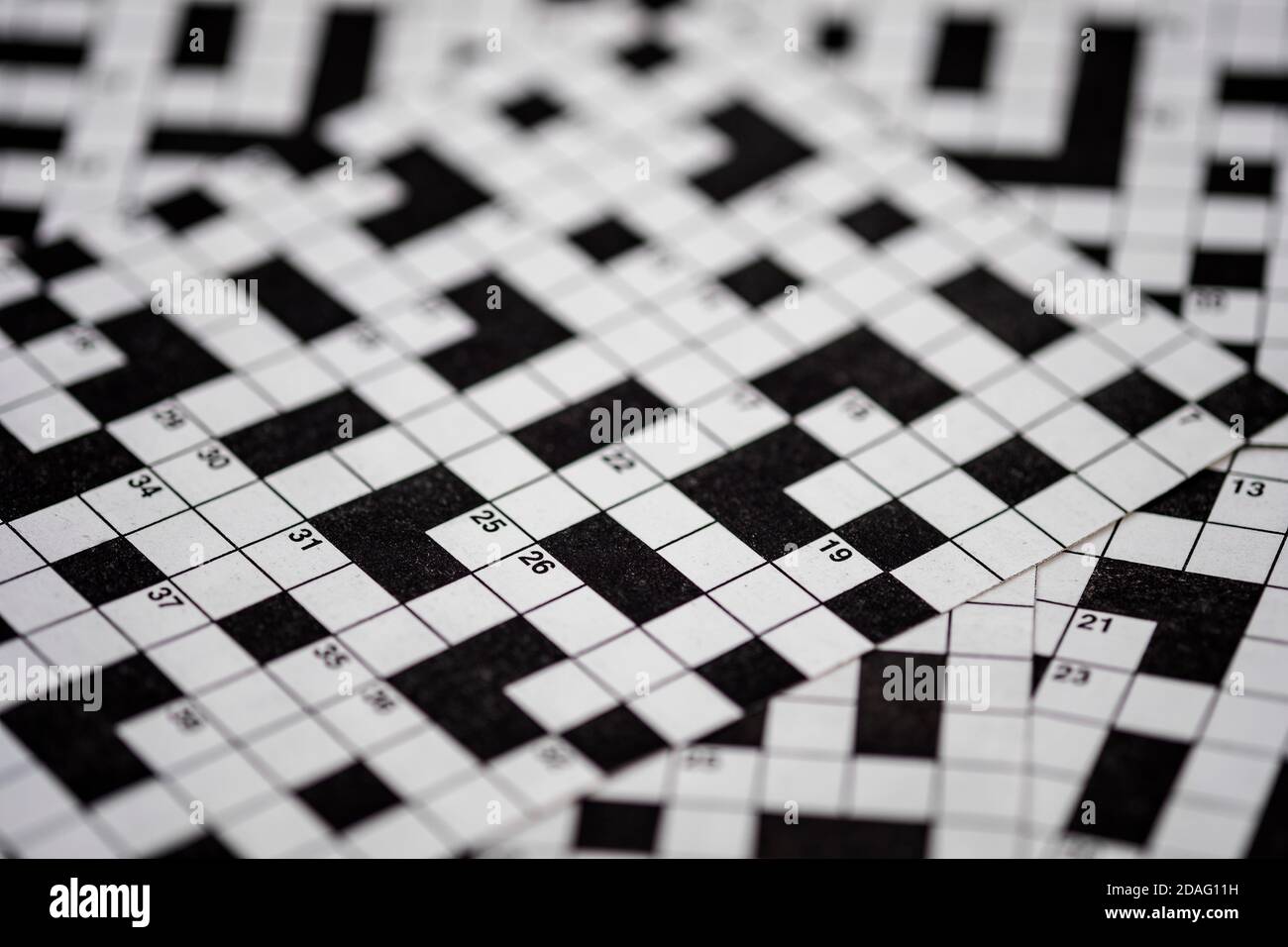 image d'un puzzle classique à mots croisés, avec contraste élevé en noir et blanc et flou Banque D'Images