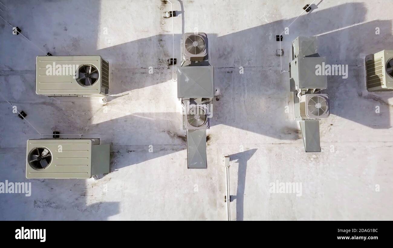 Unités de climatisation en haut du bâtiment avec vue aérienne sur le dessus. Banque D'Images