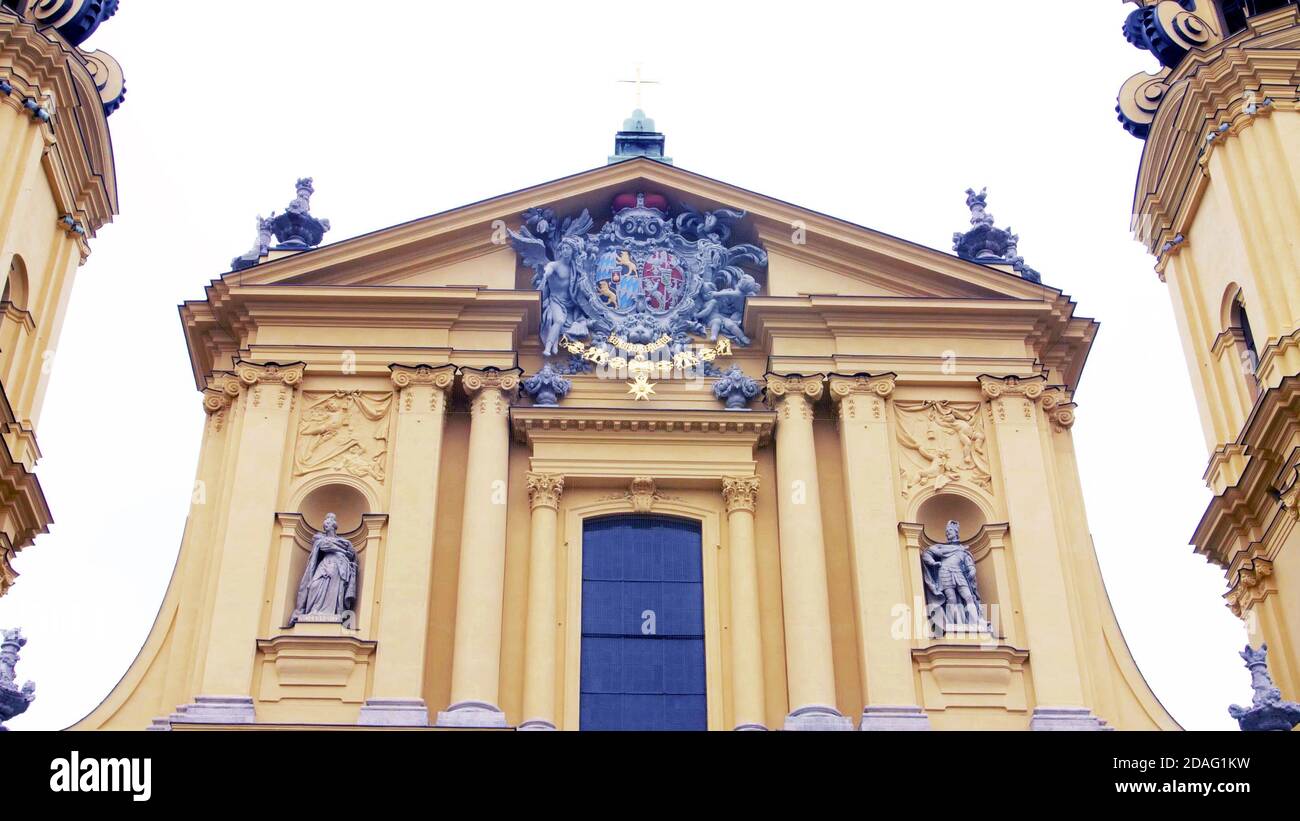 L'église Theatine de Saint-Cajetan (Theatinerkirche Saint-Kajetan) et Odeonplatz, Munich, Bavière, Allemagne Banque D'Images