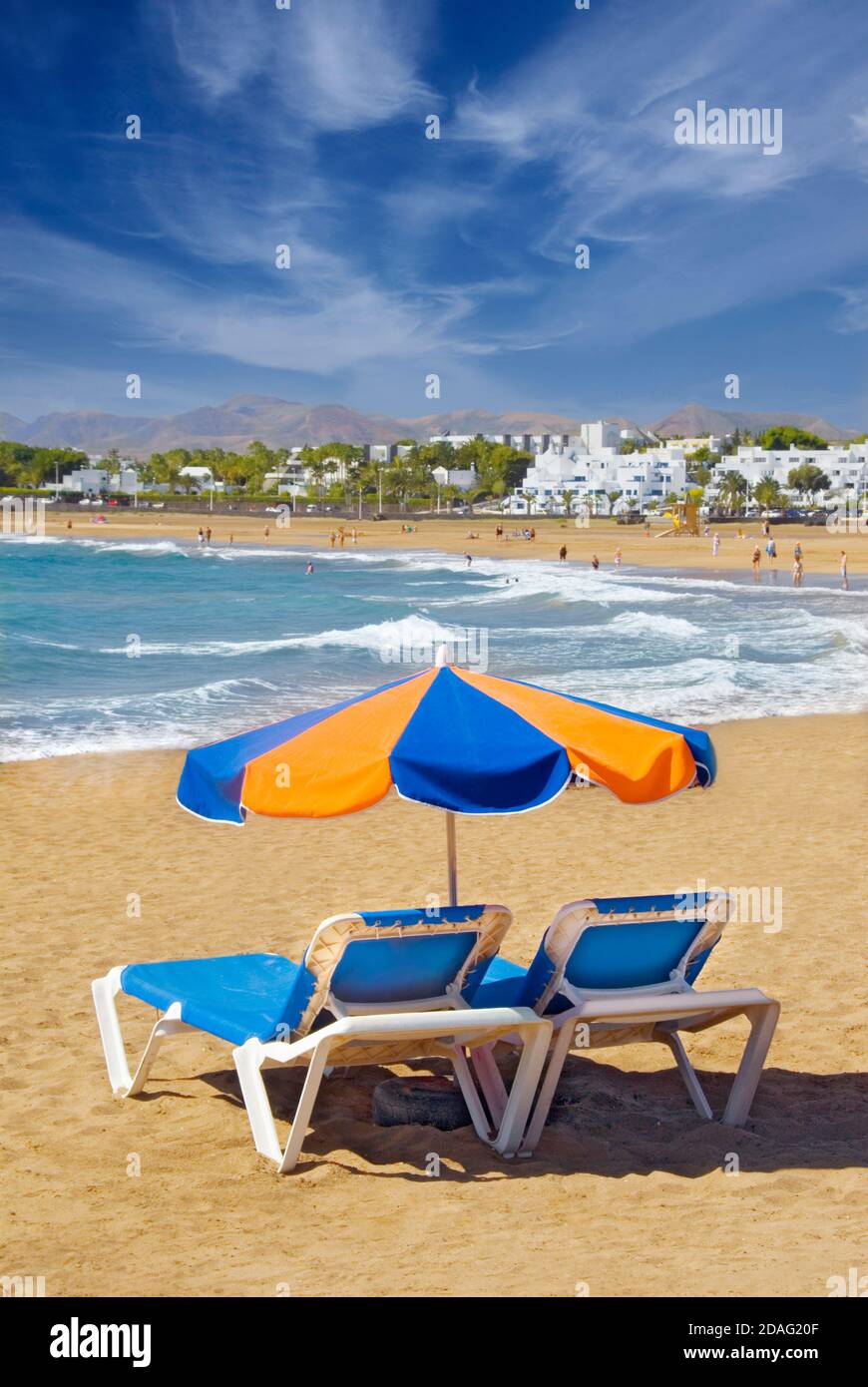 Concept de vacances Playa del Carmen plage parasol transat côte plage de sable avec parasols et chaises longues, Lanzarote, îles Canaries, Espagne Banque D'Images