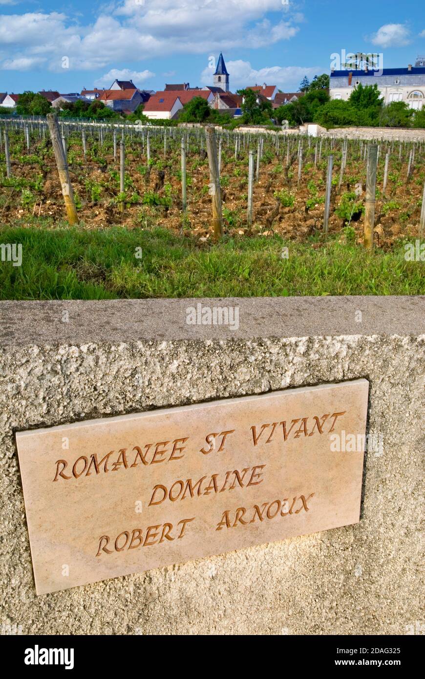Plaque de pierre de vignoble Romanee St vivant sur le mur du domaine Robert Arnoux avec village de Vosne-Romanee en arrière-plan Côte d'Or Bourgogne France Banque D'Images
