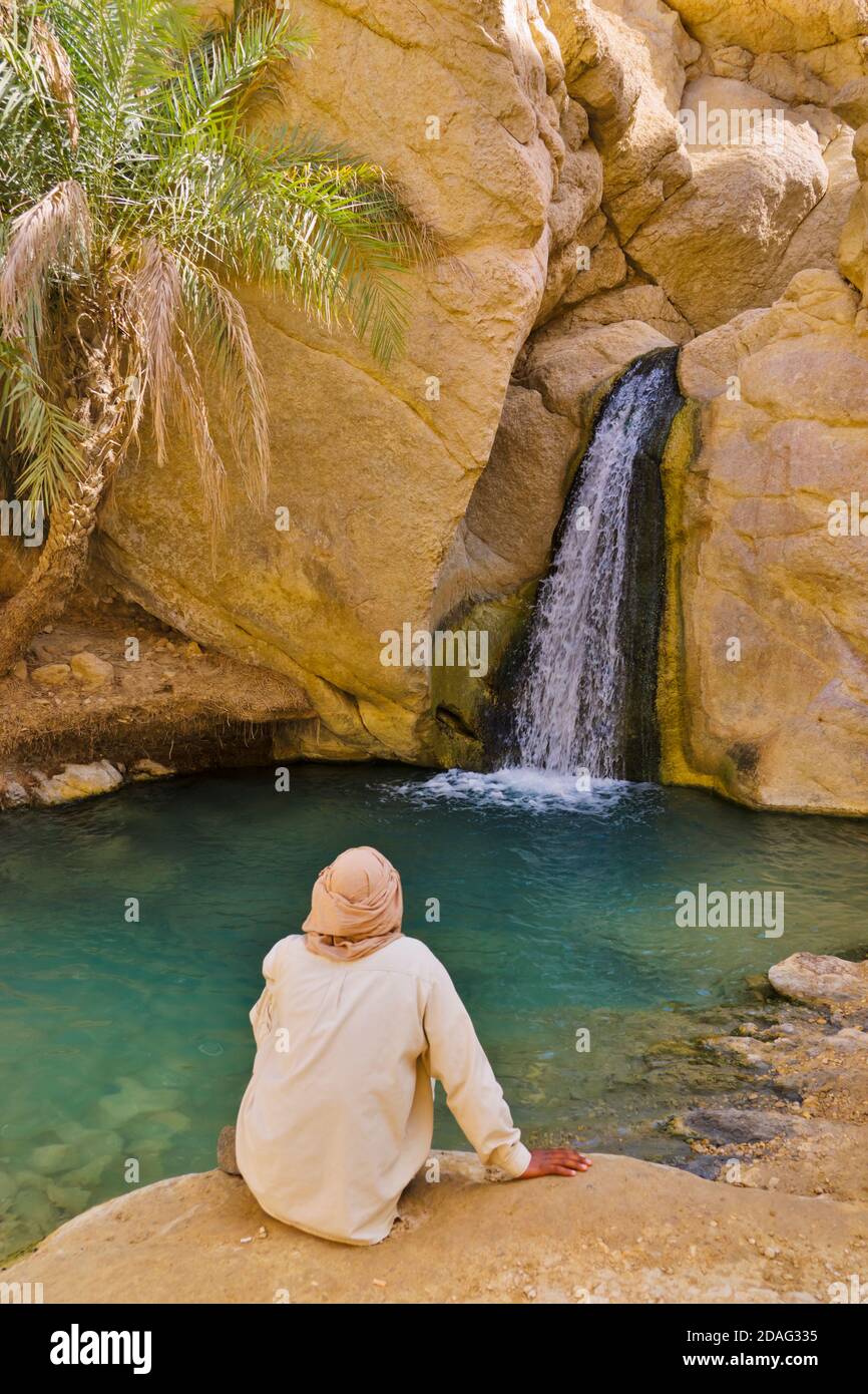 Tourisme avec cascade à Chebika, Tozeur, Tunisie Banque D'Images